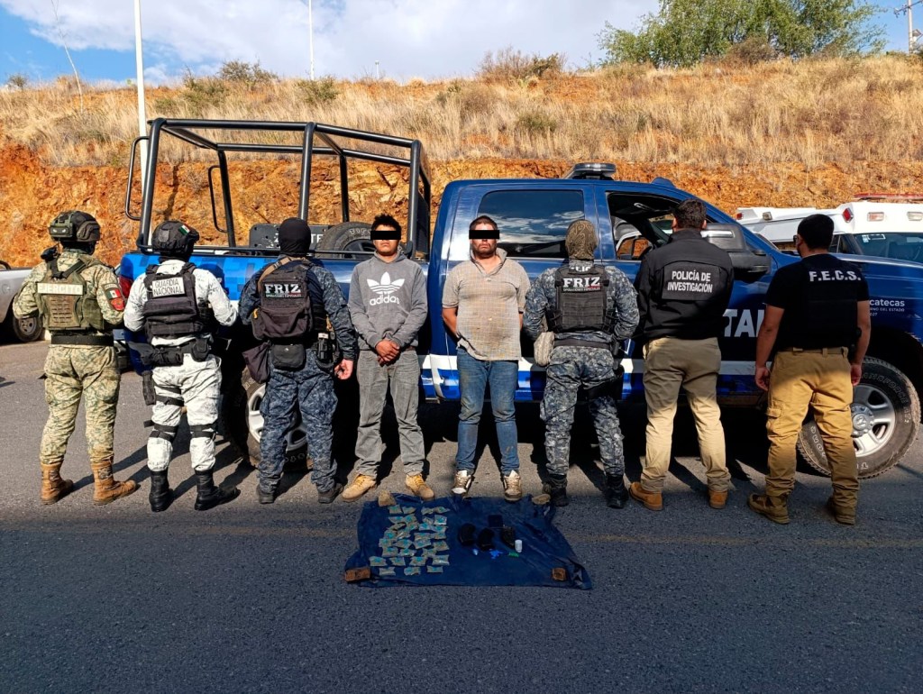 Detienen Fuerzas de Seguridad a dos hombres con cargadores y probable&nbsp;droga