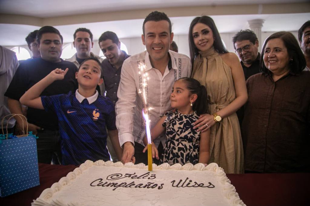 AGRADECE ULISES MEJÍA HARO LAS MUESTRAS DE CARIÑO RECIBIDAS EN SU&nbsp;CUMPLEAÑOS